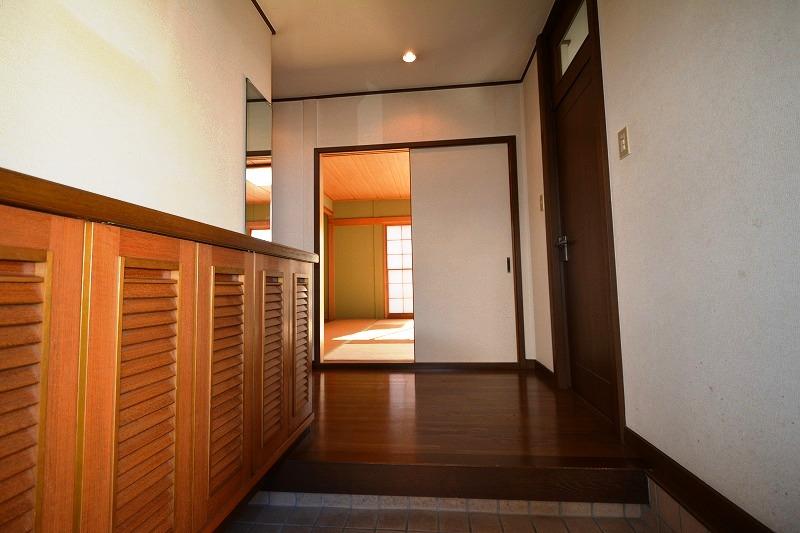 Entrance. Us welcomed the live human, Spacious entrance. There are a lot of storage, Your peace of mind even if the shoe is full there.
