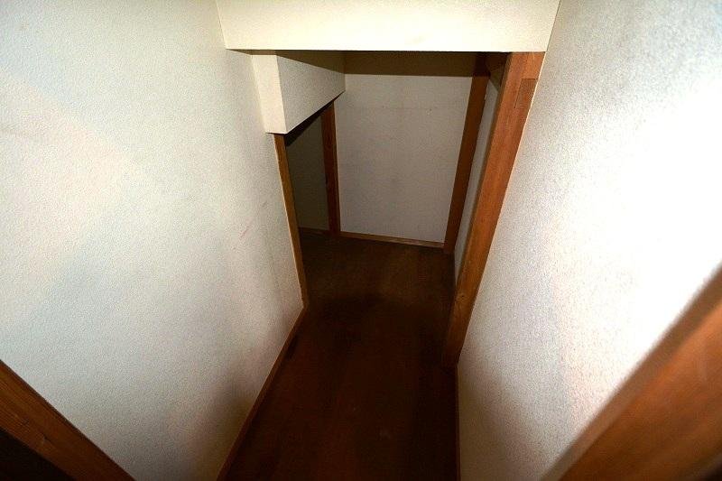 Receipt. Very happy if there, Stairs under storage. Little attention is in view of the family of affluent life!