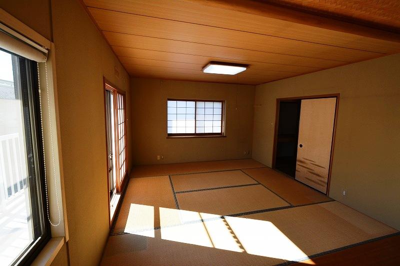 Non-living room. Spacious also on the second floor and 8-quires of Japanese-style room. There is a big, etc., Space that produces a time of very bright rest
