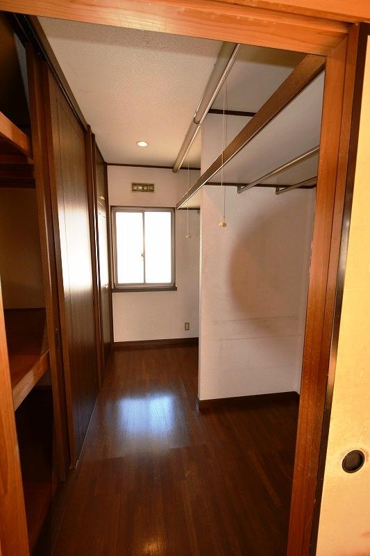 Receipt. Located on the second floor 8 quires of Japanese-style room, Walk-in closet. But happy just the room is wide, This storage capacity is not to be missed