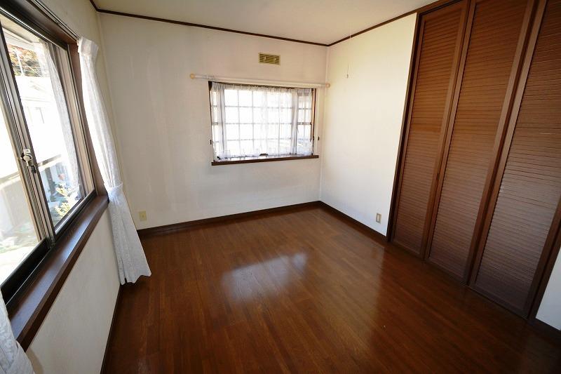 Non-living room. Second floor northeast side 6 Pledge Western-style. Very bright rooms, yet the northeast side. Bay windows on two sides lighting.