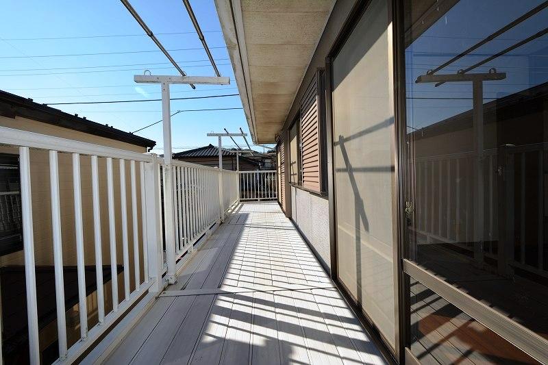 Balcony. On the south side spacious balcony, There is a breadth that laundry is not troubled even if there a lot. Also because of the lattice type, Very bright!