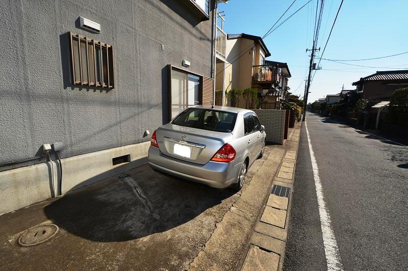 Parking lot. It is placed a large car, Spacious parking space still has a margin. I put a lot of bicycle