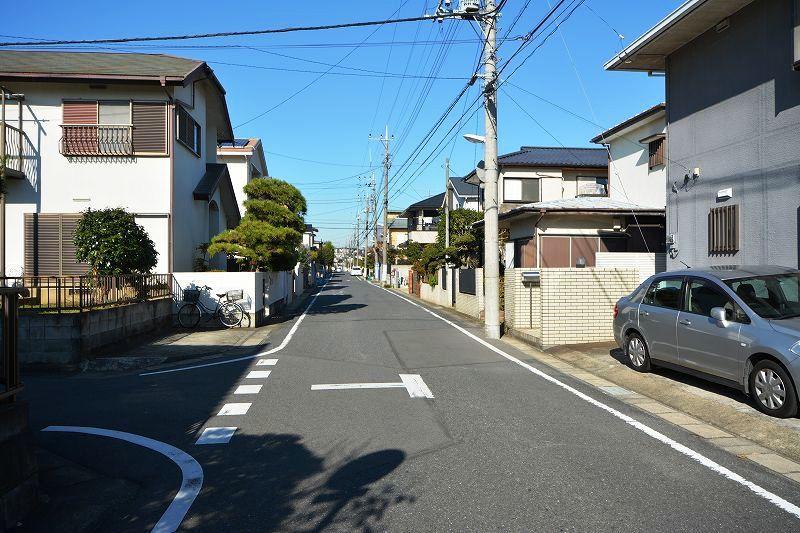 Local photos, including front road. 6m public road front road is spacious and! Since the road is extended to the southwest side, Yang per good!