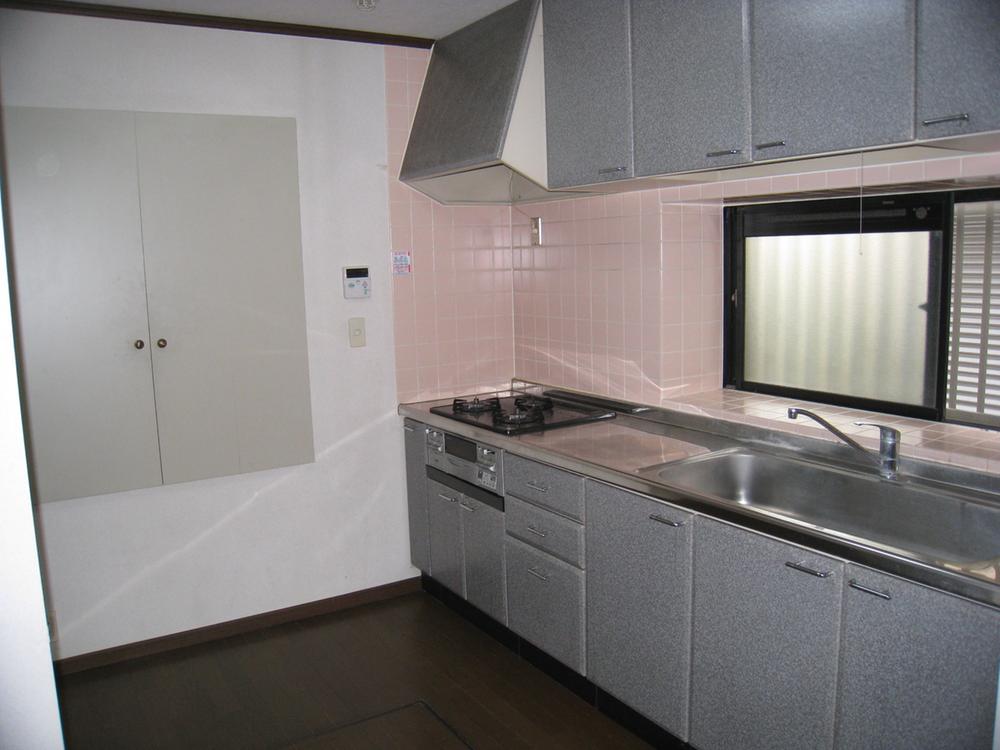 Kitchen. Kitchen about 4.5 Pledge