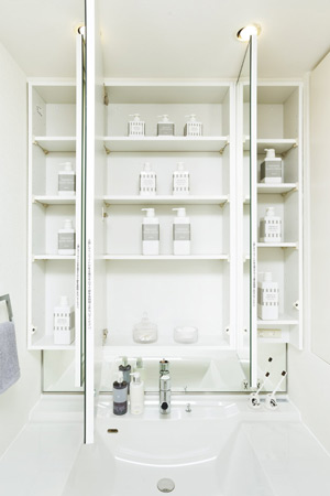 Bathing-wash room.  [Three-sided mirror back storage] A convenient storage space was also secured to the back of the three-sided mirror. As many tend to cosmetics will be put away clean.