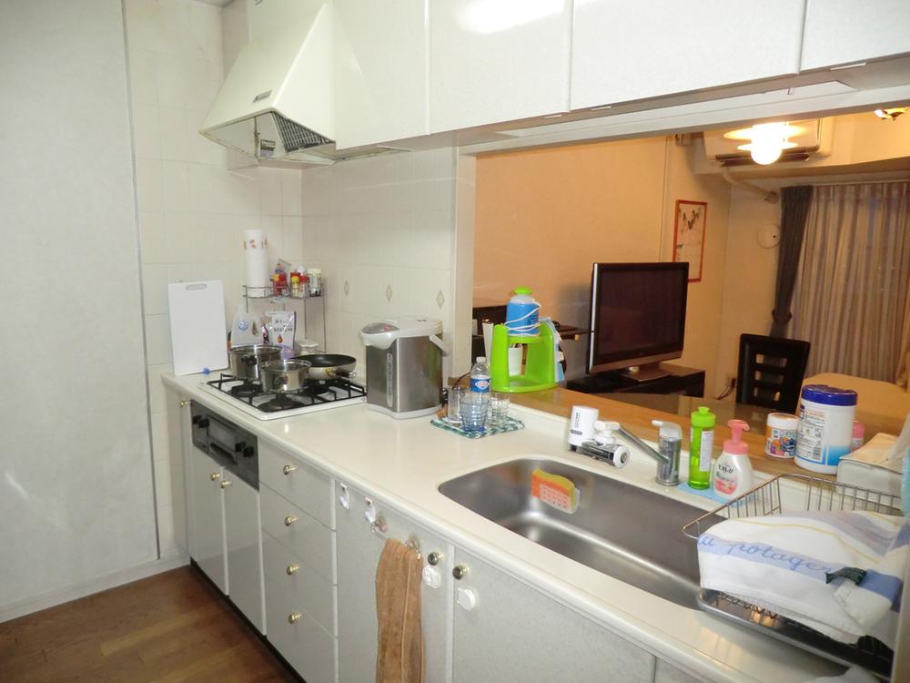 Kitchen. Face-to-face system Kitchen (August 2013) Shooting