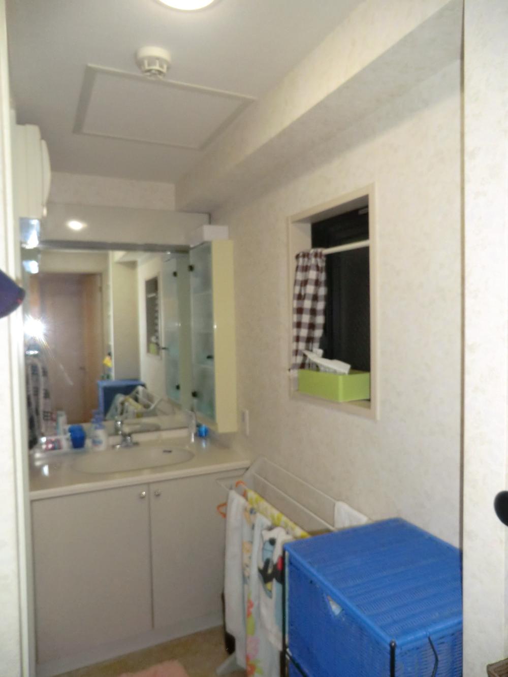 Wash basin, toilet. Vanity with a window (August 2013) Shooting