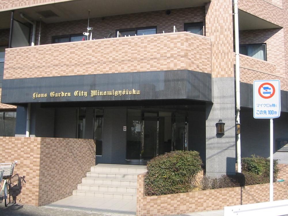 Entrance. Common areas