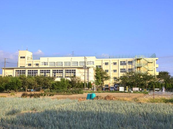Primary school. 700m until Ichikawa City Nobuatsu Elementary School
