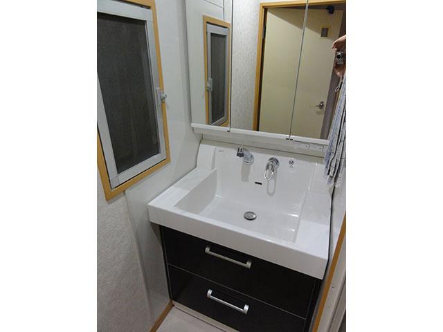 Wash basin, toilet. Vanity with shower faucet