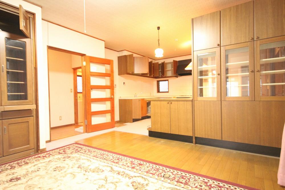 Living. Many large living room is a storage space of, Tableware is also possible many storage