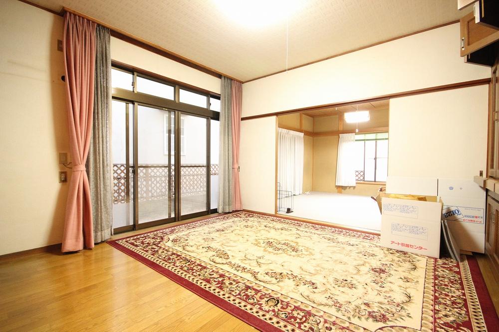 Non-living room. Large windows, Bright room