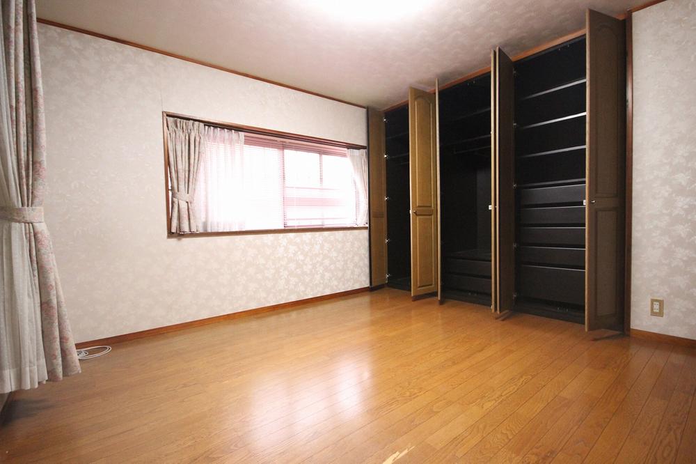 Non-living room. The amount of storage is large,