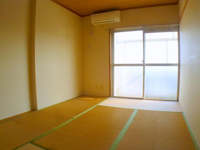 Living and room. Let Kutsurogo in Japanese-style room with air conditioning (leaving)