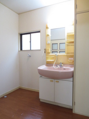 Washroom. Convenient independent vanity for storage of daily necessities, etc..