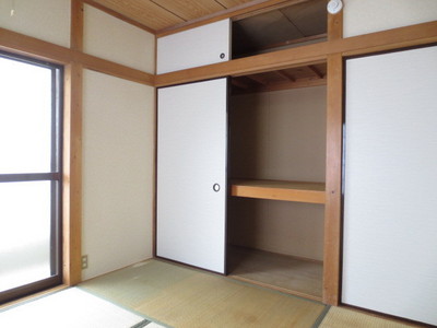 Receipt. There is also has storage capacity with upper closet in the Japanese-style room of the closet.