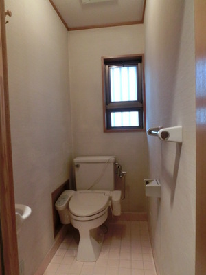 Toilet. Lighting there is a window in the toilet ・ Ventilation is good.