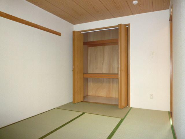 Other room space. There is also housed in settle Japanese-style room.