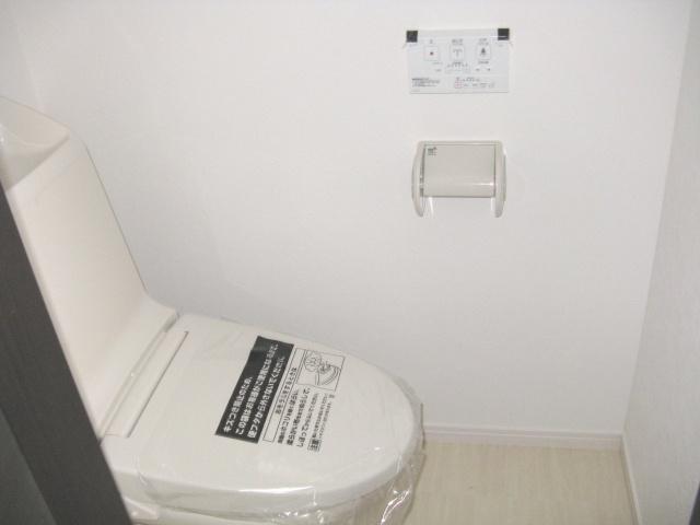 Same specifications photos (Other introspection). Same specifications photos (toilet) with a window