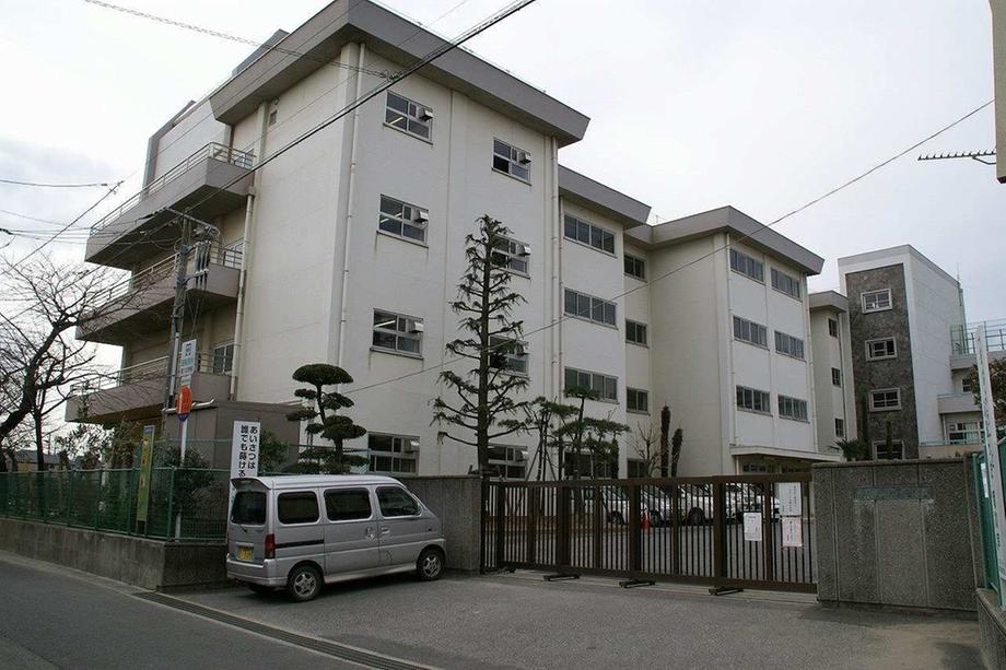 Junior high school. 359m up to municipal eighth Junior High School