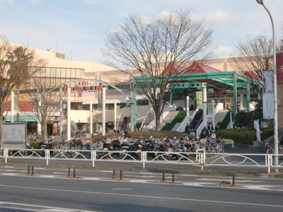 Shopping centre. Colton 550m to Plaza (shopping center)