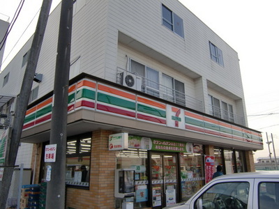 Convenience store. 500m to Seven-Eleven (convenience store)