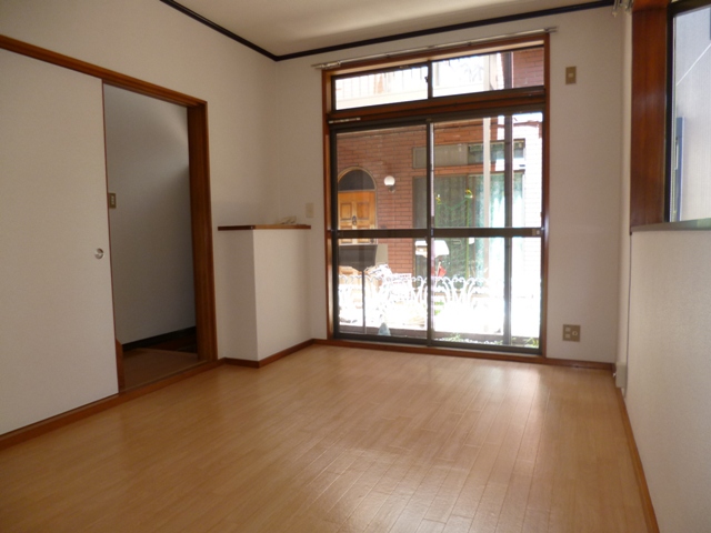 Living and room. You can also use as LDK also in Western-style