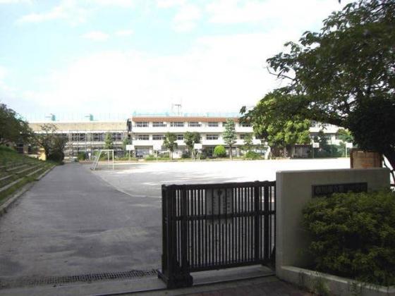 Junior high school. 880m until the second junior high school