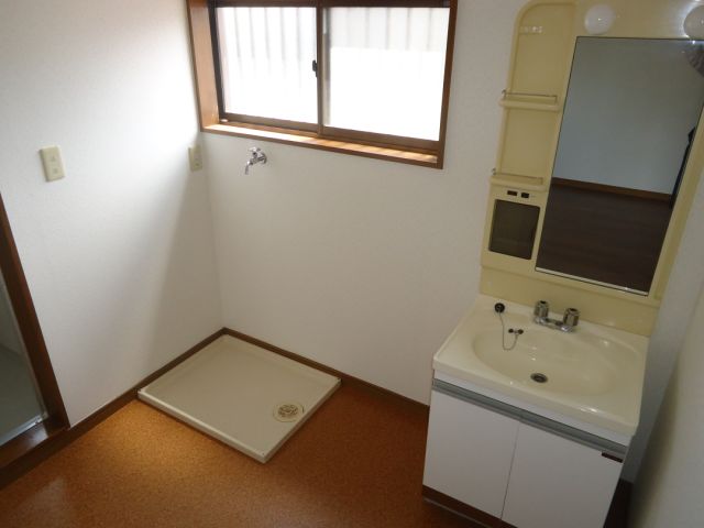 Washroom. Bathroom vanity ・ Laundry Area