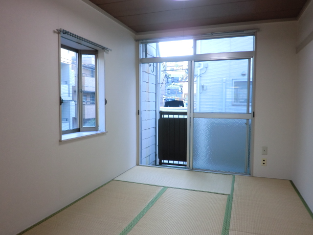 Other room space. South Japanese-style room: shoot the balcony direction from the indoor