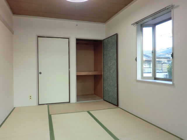 Other room space. South Japanese-style room: shooting the room from the balcony