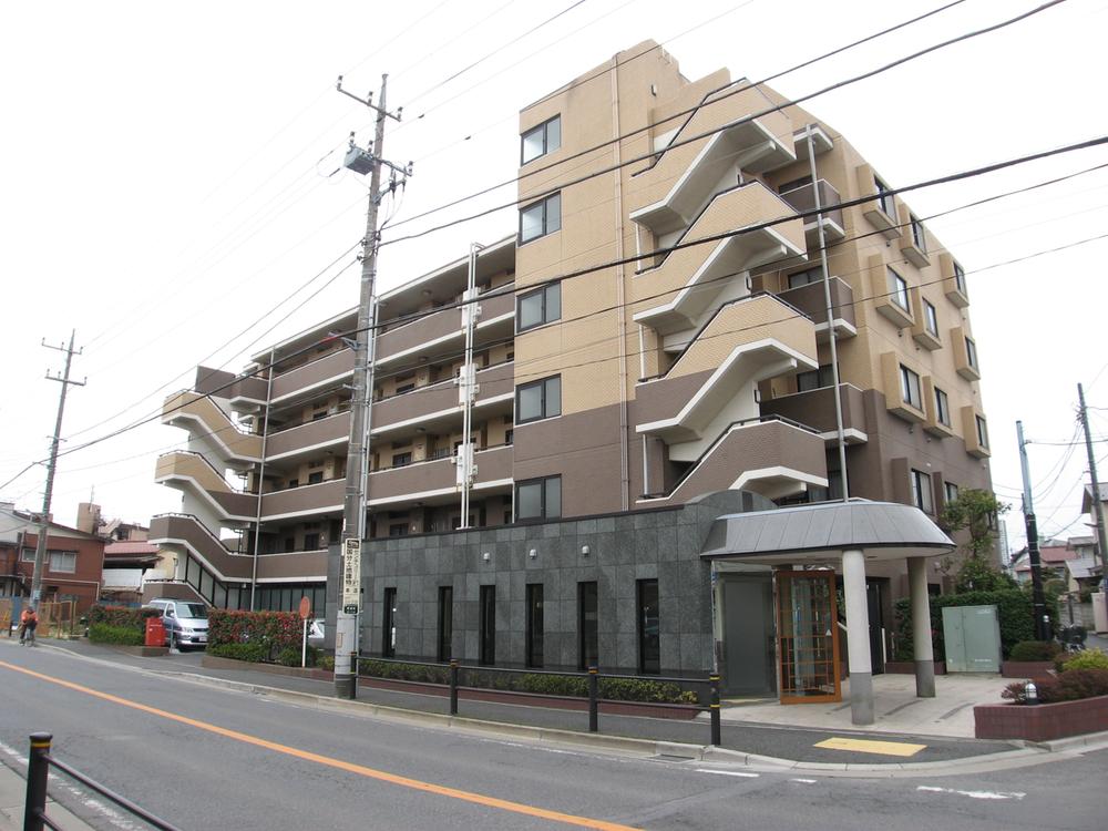 Local appearance photo. Is a 1-minute walk to the bus stop. Rainy day but it is not need umbrella. Stop "Ichikawa traffic park"