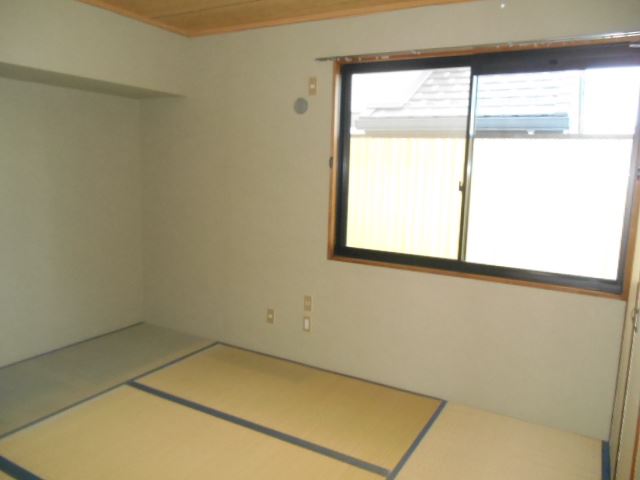 Living and room. Is a Japanese-style room Bright