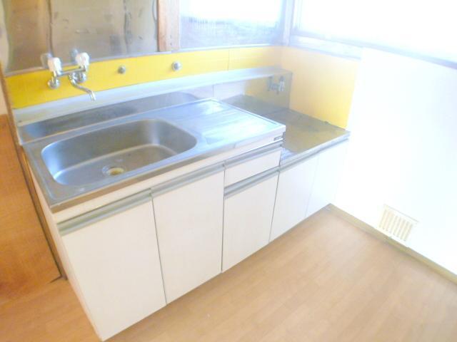 Kitchen. 2-neck is a gas stove can be installed.