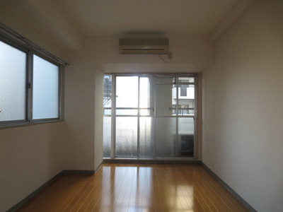 Living and room. It is a bright rooms of the two-sided lighting.