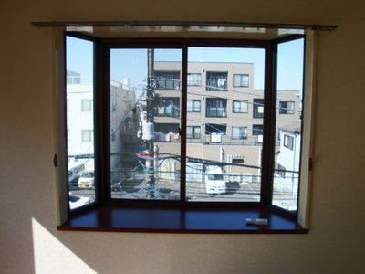 Living and room. Balcony side Western-style with a bay window