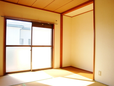 Living and room. About 6 Pledge of Japanese-style room facing the balcony is sunny