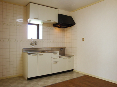 Kitchen. It is easy to kitchen there is a window ventilation.