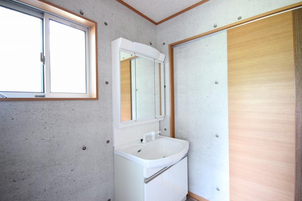 Wash basin, toilet. Concrete driving range tone washroom