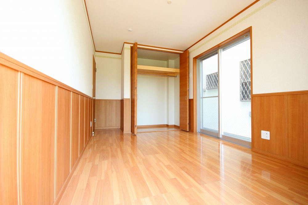 Non-living room. Western-style with a large storage