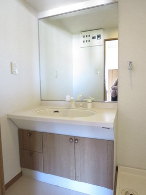 Washroom. Independent wash basin of the mirror is easy to use large