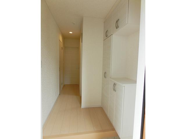Entrance. Thor type with storage is at the door