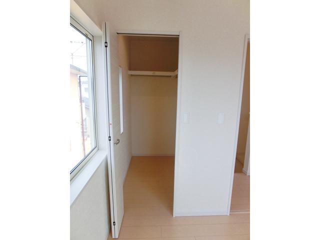 Receipt. The third floor Western-style walk-in closet