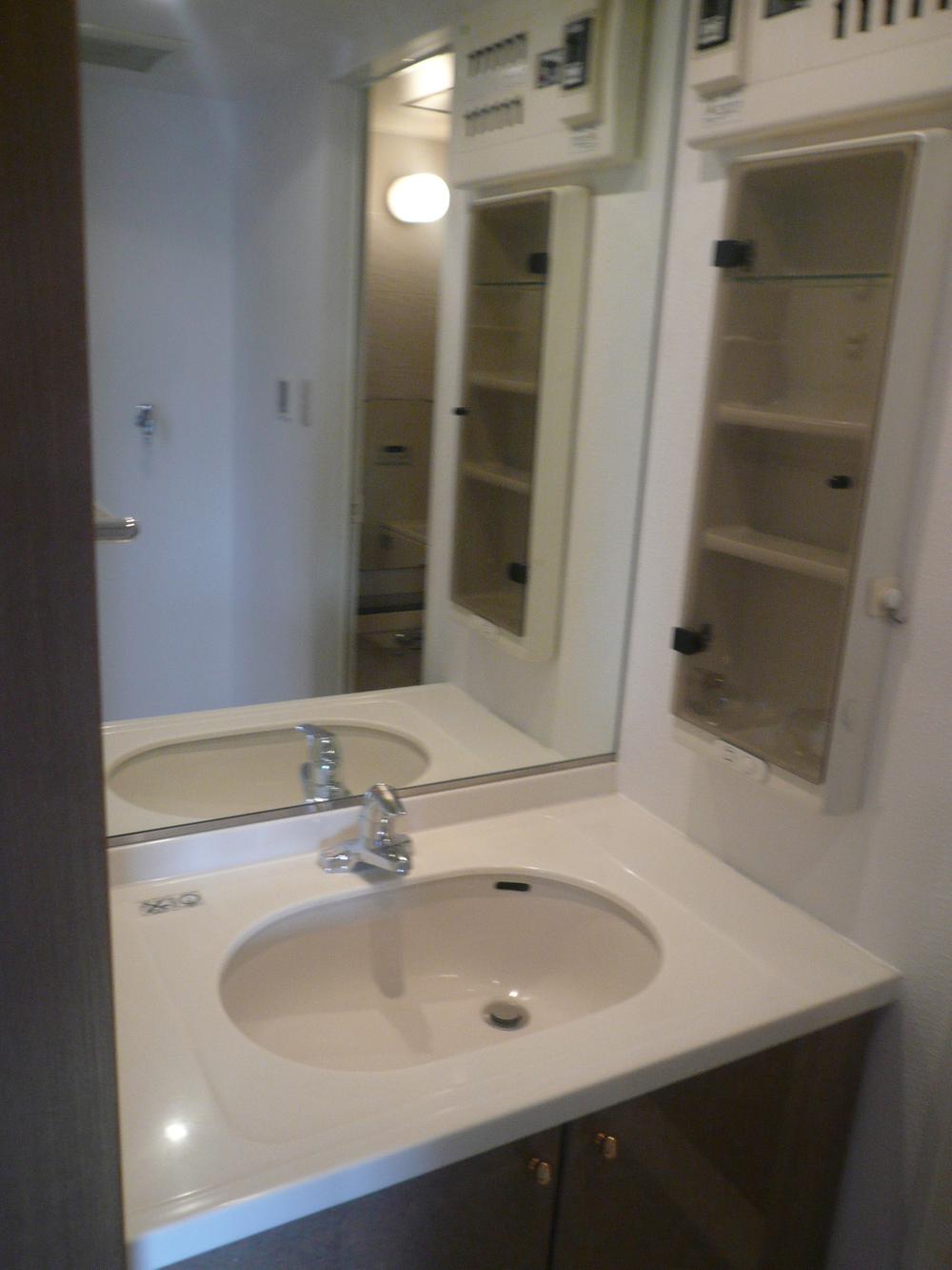 Wash basin, toilet. Indoor (11 May 2013) Shooting