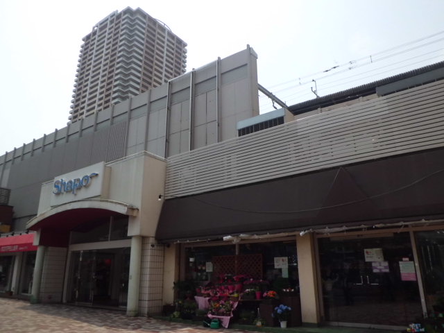 Shopping centre. Chapeau Ichikawa store until the (shopping center) 628m