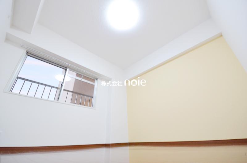 Non-living room. ~ In fact, please check ~