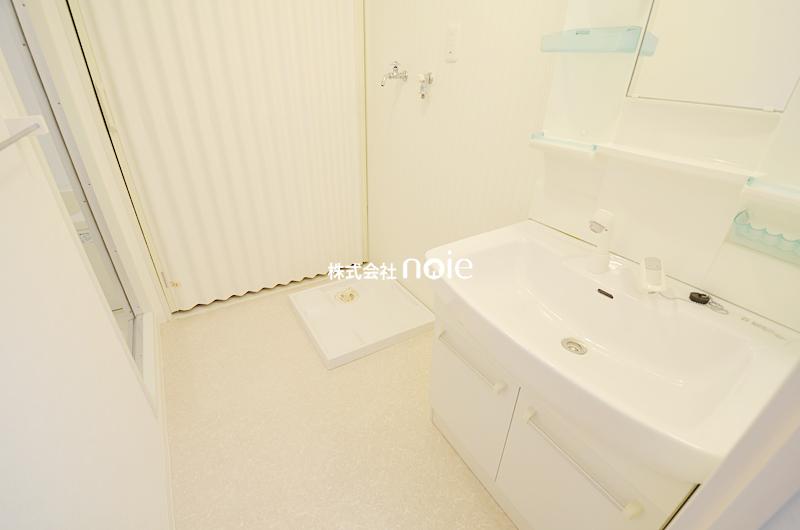 Wash basin, toilet. ~ In fact, please check ~