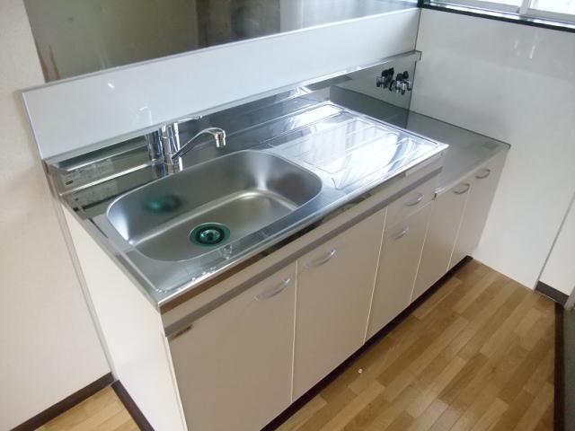 Kitchen. Two-neck is a gas stove can be installed