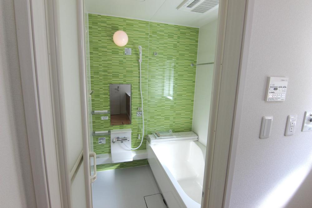 Bathroom. 1 Building Bathroom (the 2013 November 11 shooting) wall to green system, "Exactly bathing while forest?"